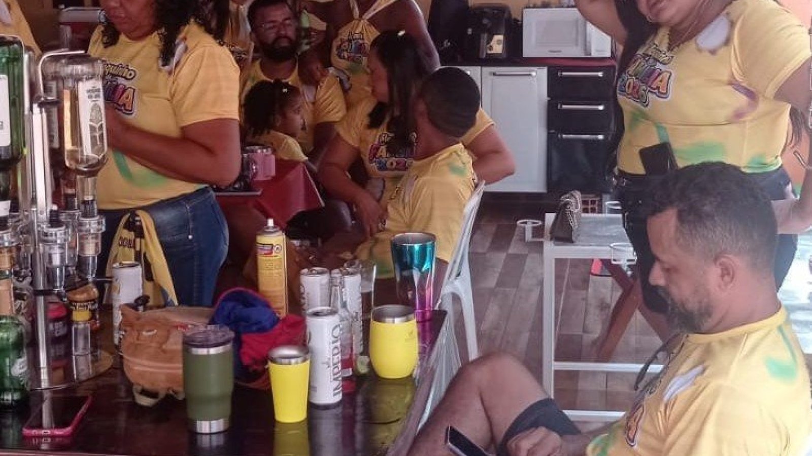 A animação ficou por conta da cantora Regina Mourão, que comandou a música ao vivo com repert...