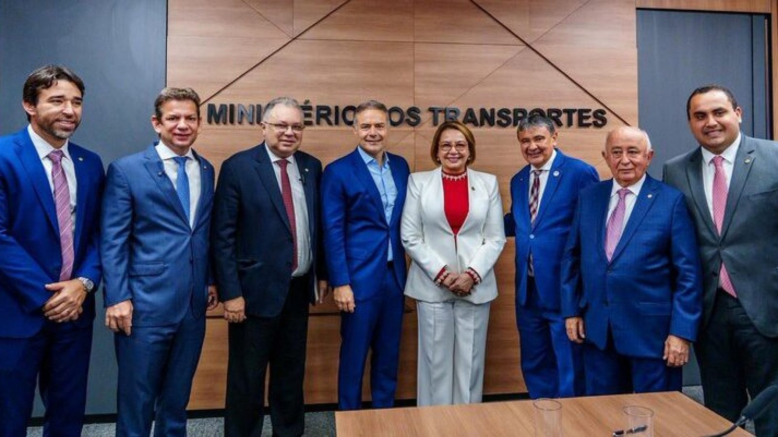 Ministros Renan Filho e Wellington Dias com representantes da bancada federal (Foto: Michel Corve...